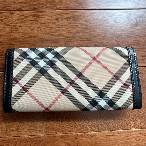 Original Burberry Cream and Black Wallets with Signature Style - Picture 2 of 4